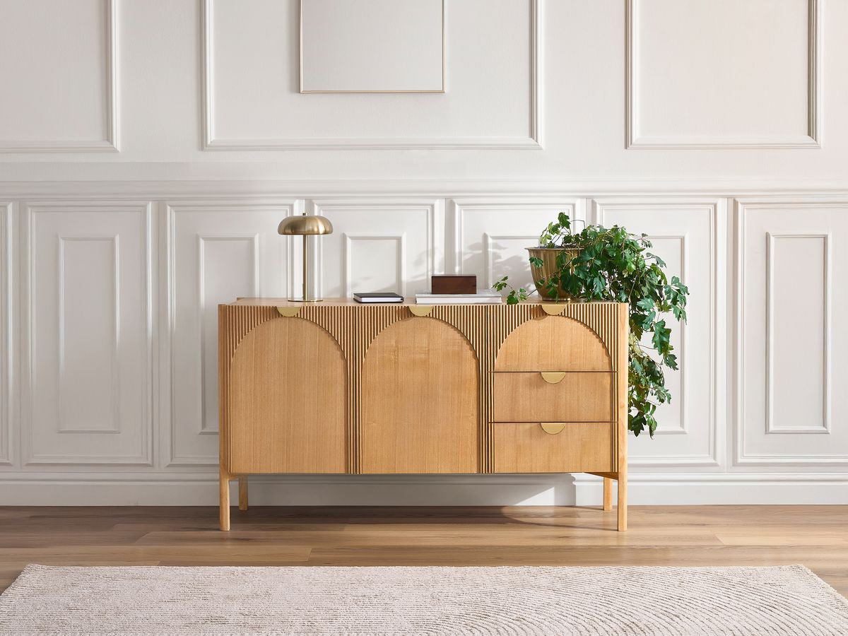 LOLA 2-deurs, 3-laden dressoir 135 cm, afgerond patroon en massief essenfineer