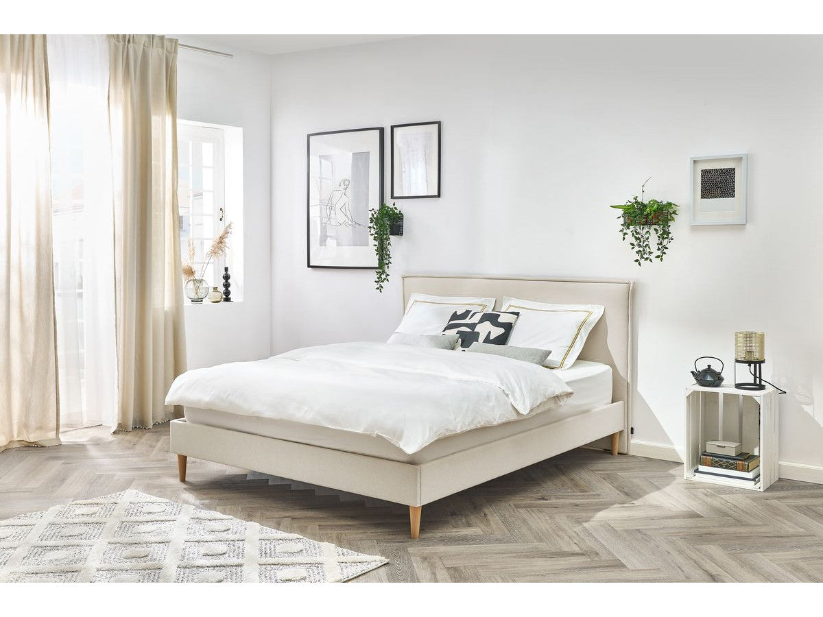 SARY bed met massieve lattenbodem en poten van natuurlijk hout