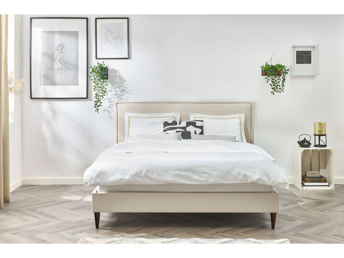 SARY bed met massieve lattenbodem en wengéhouten poten